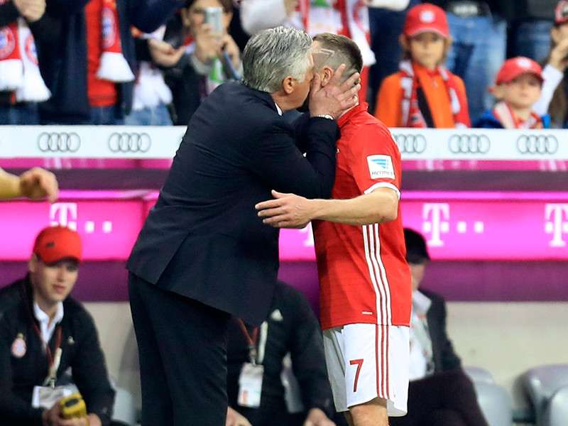 Главный тренер "Баварии" Карло Анчелотти объяснил, почему поцеловал в щеку хавбека Франка Рибери после замены в матче 28-го тура чемпионата Германии против "Боруссии" из Дортмунда