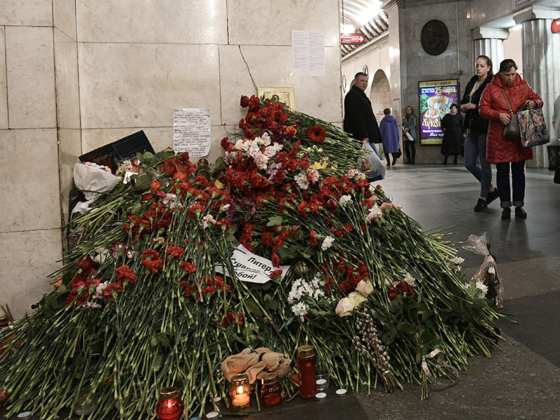 Игроки санкт-петербургского футбольного клуба "Зенит" в среду почтили память погибших при террористическом акте в городском метро