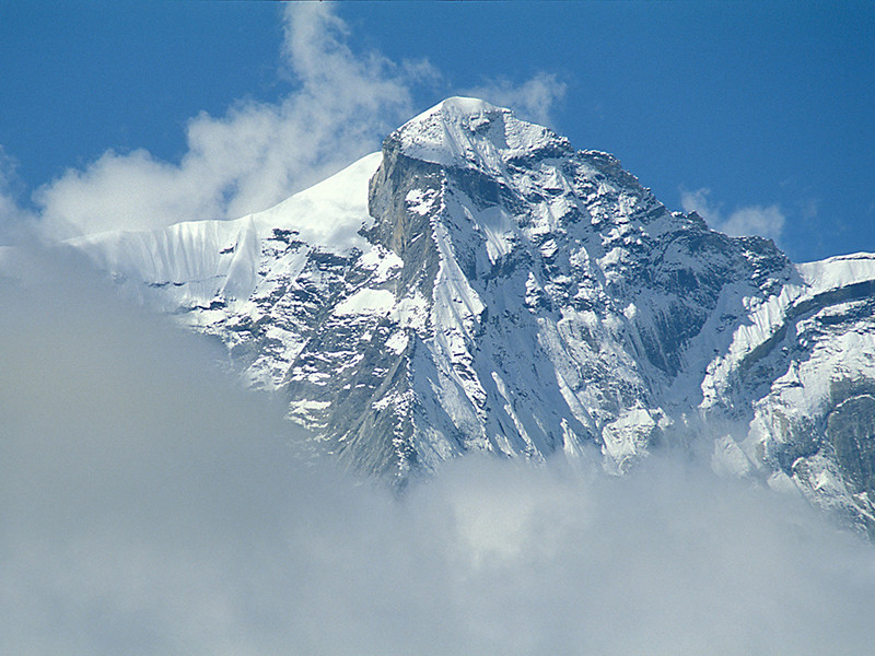 Альпинисты РФ отправились в зону смерти Эвереста капсулировать вмерзшие в лед трупы