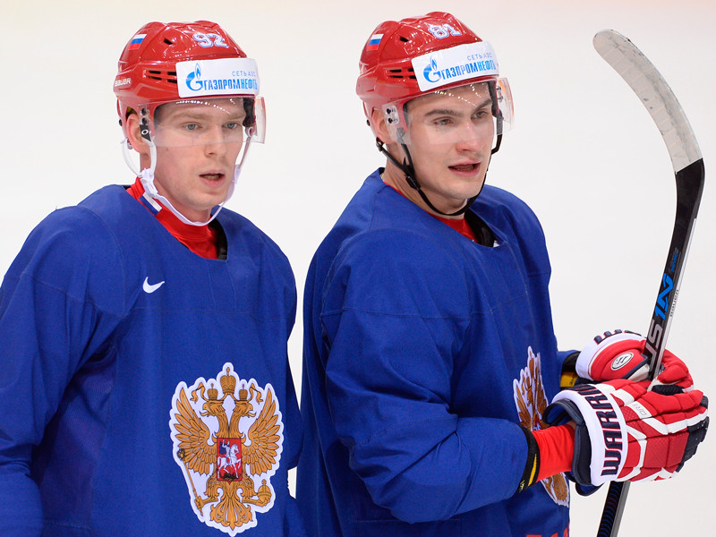 Игроки сборной России по хоккею Евгений Кузнецов (слева) и Дмитрий Орлов во время тренировки