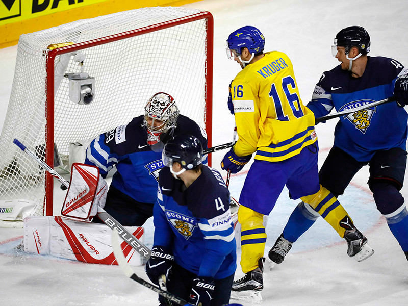 Финны во втором полуфинальном матче первенства планеты уступили шведам со счетом 1:4