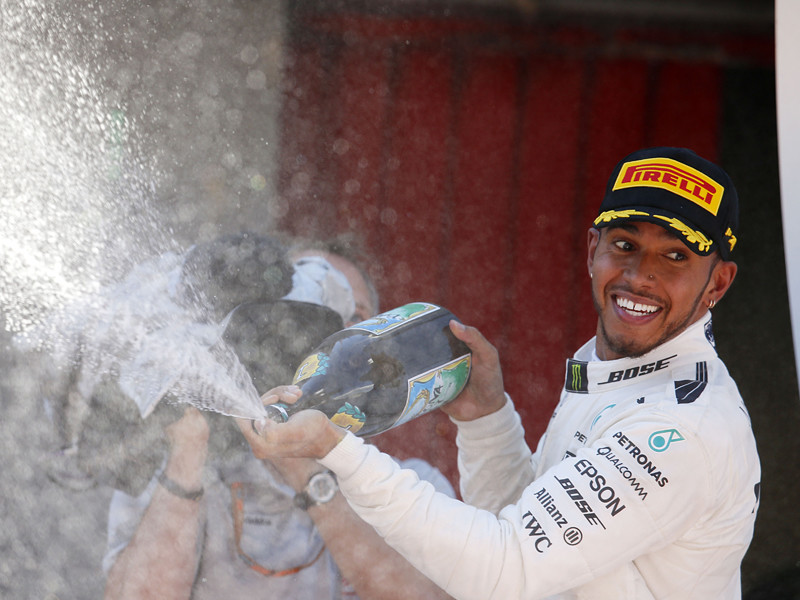 Британский пилот команды "Мерседес" Льюис Хэмилтон стал победителем гонки Гран-при Испании на трассе в Барселоне в классе машин "Формула-1"