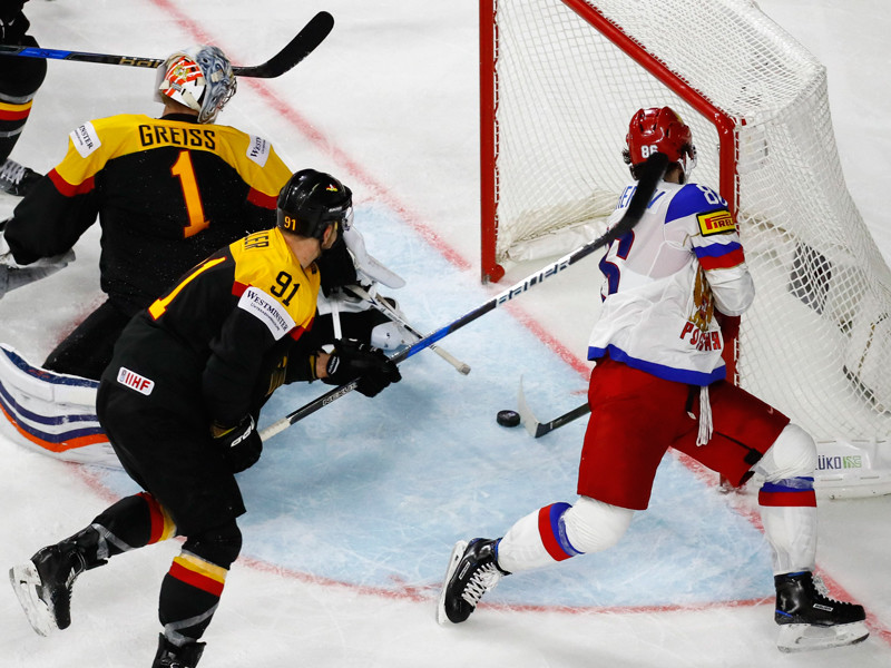 В третьем матче группового этапа чемпионата мира по хоккею сборная России крупно переиграла сборную Германии. Встреча, состоявшаяся в понедельник в Кельне, завершилась со счетом 6:3 в пользу подопечных Олега Знарка

