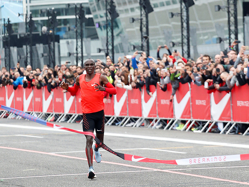 Кенийский бегун Элиуд Кипчоге пробежал марафонскую дистанцию на трассе "Формулы-1" в итальянской Монце за рекордные 2 часа и 25 секунд