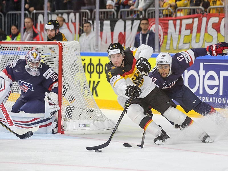 Одни из хозяев чемпионата мира по хоккею немцы удачно провели стартовый матч турнира против США в группе А. Поединок в Кельне завершился победой Германии со счетом 2:1