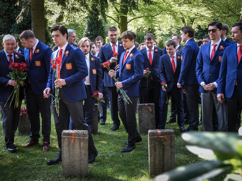 Российские хоккеисты возложили цветы к могилам советских солдат в Германии