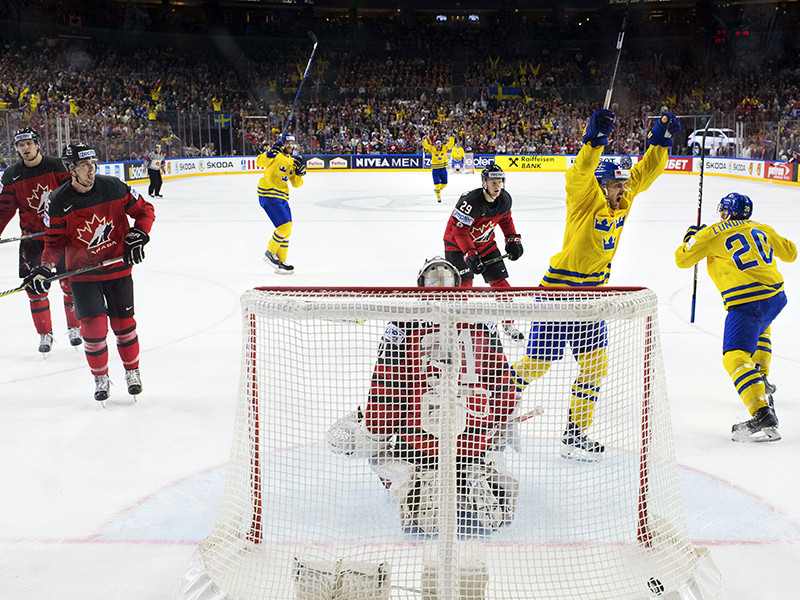 Сборная Швеции обыграла команду Канады в серии послематчевых буллитов со счетом 2:1 в финале чемпионата мира по хоккею
