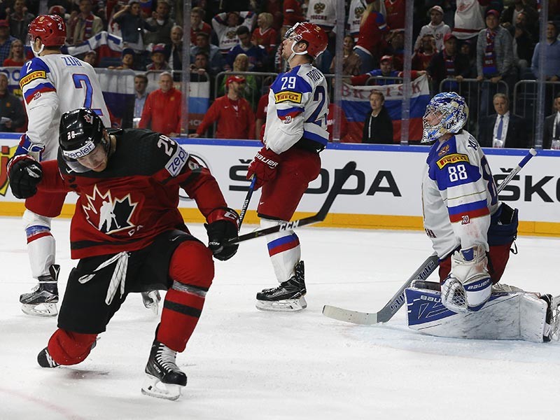 В первом полуфинальном матче чемпионата мира по хоккею, который состоялся на "Ланксесс-Арене" в Кёльне, сборная России уступила со счетом 2:4 команде Канады

