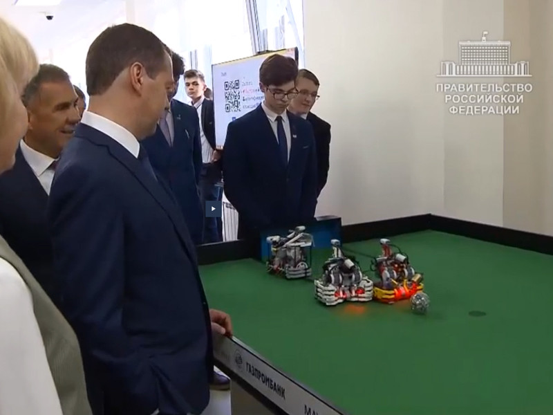 Премьер Медведев предложил заменить футболистов сборной России роботами