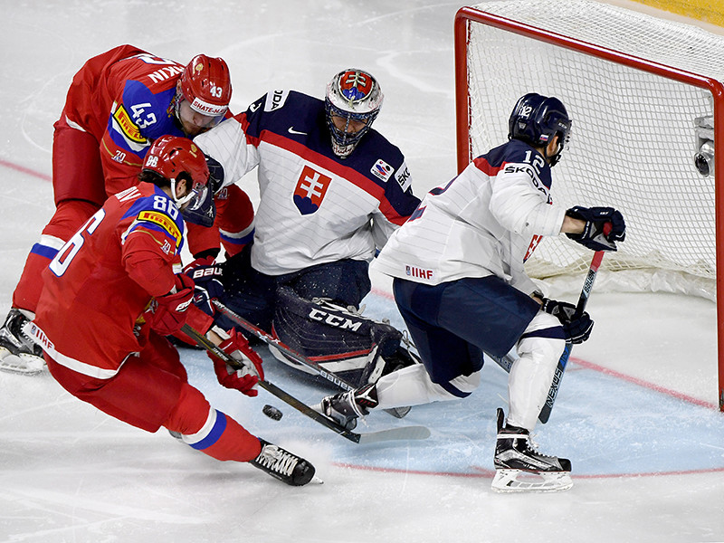 Хоккеисты сборной России победили команду Словакии со счетом 6:0 и досрочно обеспечили себе выход в 1/4 финала чемпионата мира
