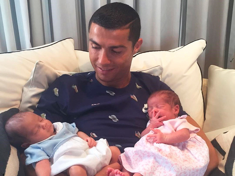 Фото новорожденных детей Криштиану Роналду покоряет рекорд Instagram