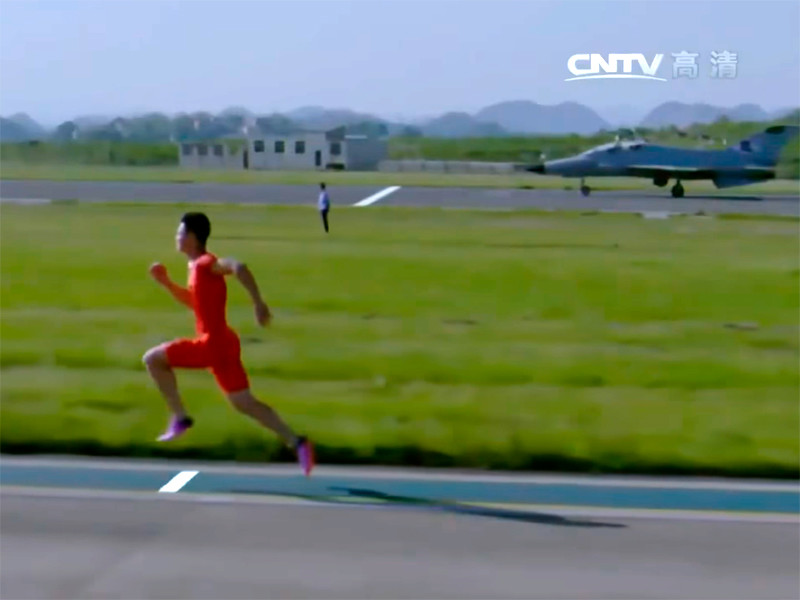 Китайский спринтер обогнал на 100-метровке разгоняющийся самолет
