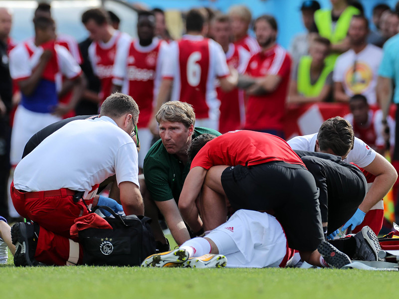 На 72-й минуте встречи полузащитник амстердамского клуба Нури самостоятельно лег на поле, а вскоре, когда его уже обступили футболисты и врачи, потерял сознание
