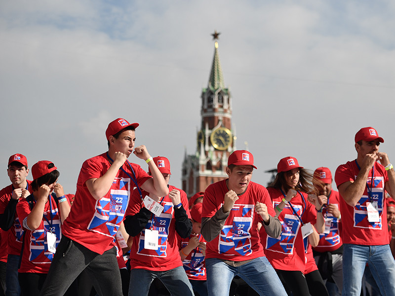 На Красной площади в Москве состоялась массовая тренировка под руководством двукратных олимпийских чемпионов Олега Саитова и Алексея Тищенко