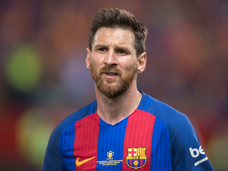 Испанский футбольный клуб "Барселона" договорился о продлении трудовых отношений с аргентинским нападающим Лионелем Месси