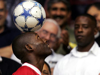 Жонглер из Кубы почти 45 минут чеканил футбольный мяч головой, находясь в положении сидя