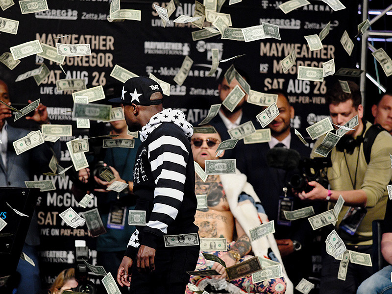 Американский боксер Флойд Мэйвезер-младший устроил дождь из денег для представителя смешанных единоборств Конора Макгрегора на пресс-конференции в Нью-Йорке, посвященной их предстоящему бою