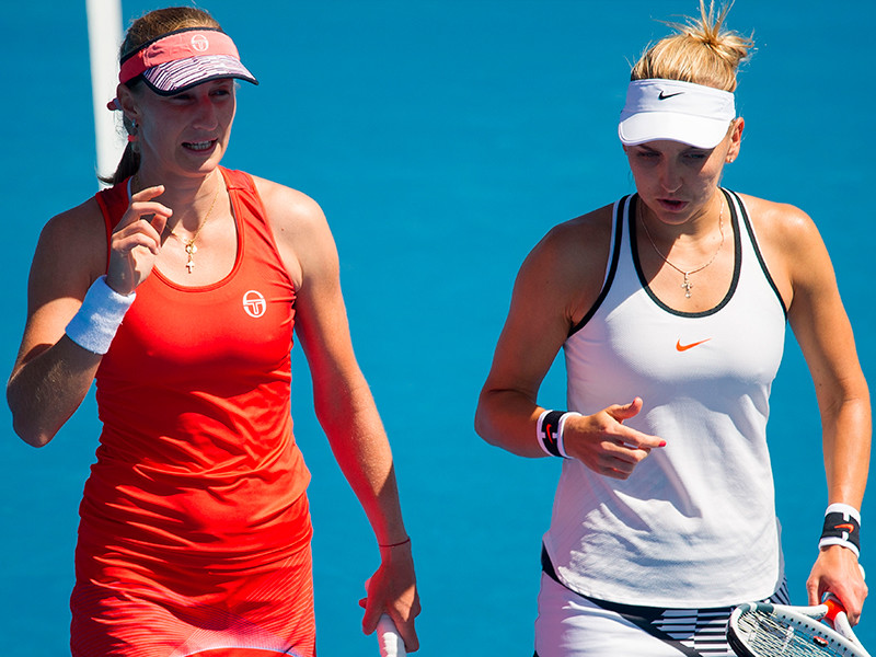 Екатерина Макарова (на фото - слева) и Елена Веснина выиграли теннисный турнир в Торонто
