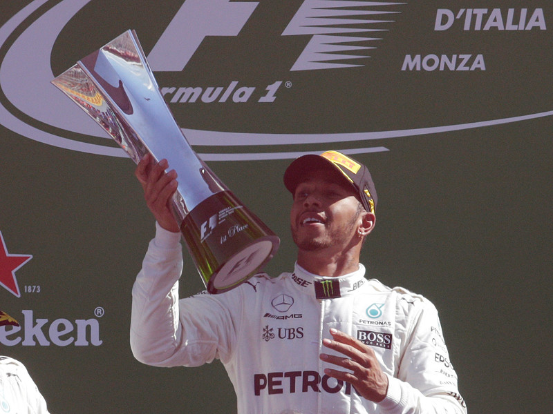 Британский пилот команды "Мерседес" Льюис Хэмилтон, побивший накануне рекорд легендарного Михаэля Шумахера, стал победителем Гран-при Италии, этапа чемпионата мира "Формулы-1"