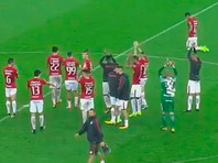 Бразильский футболист прополз на коленях через все поле, чтобы поблагодарить Бога
