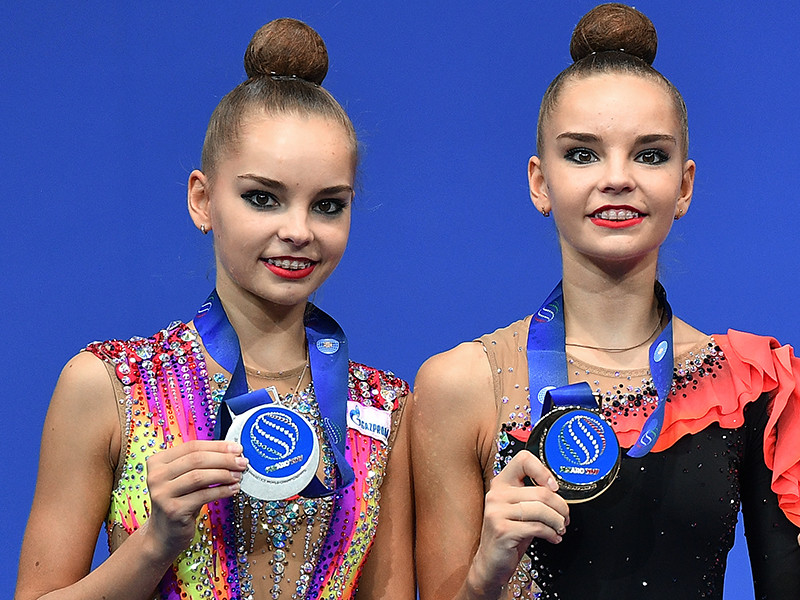 Российская спортсменка Дина Аверина выиграла золотую медаль в личном многоборье на чемпионате мира по художественной гимнастике, который проходит в Италии, а ее сестра - Арина Аверина стала обладательницей серебра
