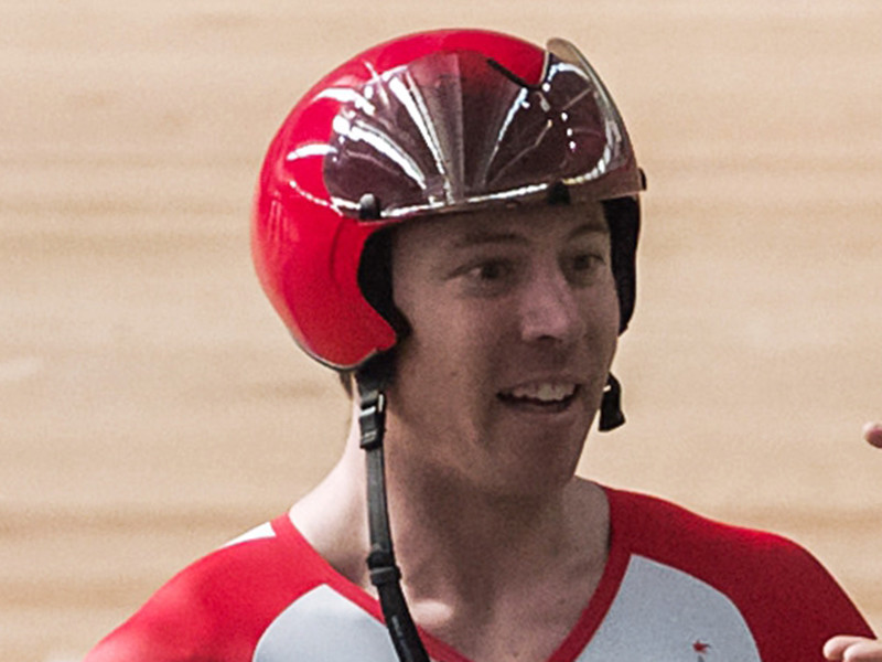 Двукратный чемпион мира австралиец Шейн Перкинс завоевал серебро в кейрине на чемпионате Европы по велоспорту на треке, который проходит в Берлине, выиграв свою первую медаль в составе российской сборной