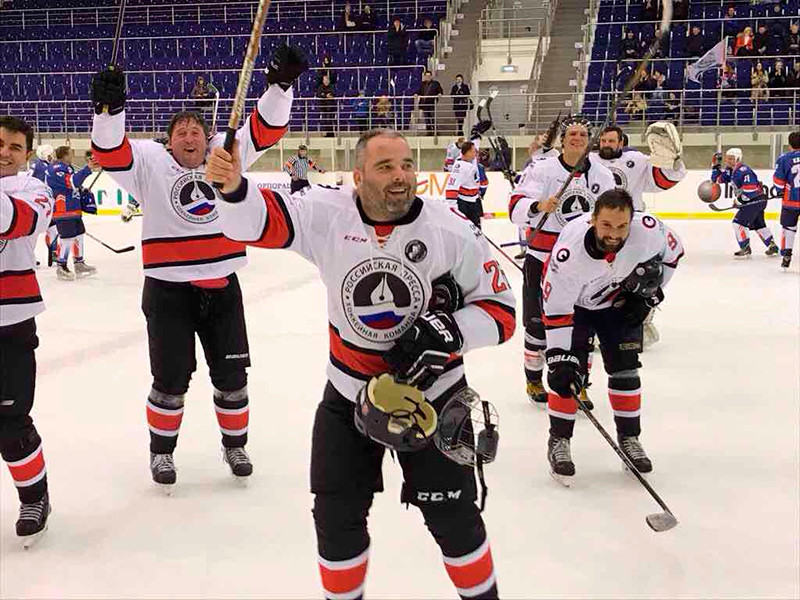 Команда "Российская пресса" не смогла обыграть в хоккей "Президентский полк", но в матче за бронзу победила "Хоккейных докторов"

