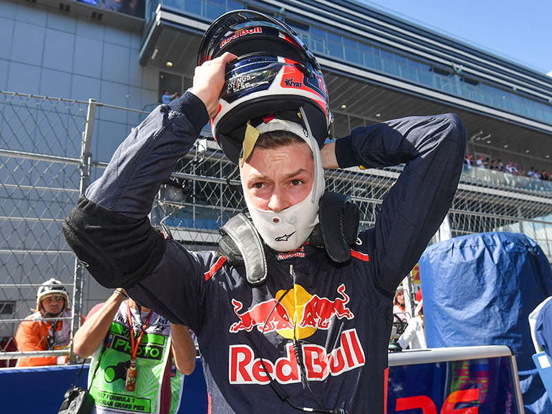 Российский пилот чемпионата мира по автогонкам в классе машин "Формула-1" Даниил Квят больше не является членом гоночной программы "Ред Булл"
