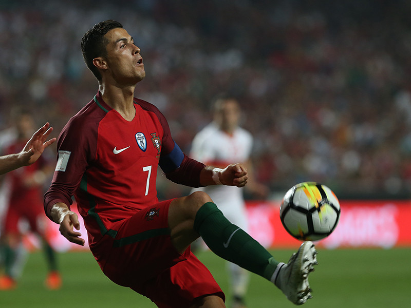 Португальский футболист испанского "Реала" Криштиану Роналду занял второе место в списке самых высокооплачиваемых европейских знаменитостей по версии Forbes