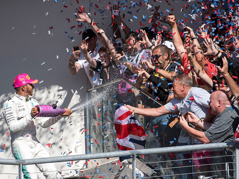 Британский гонщик команды Mercedes Льюис Хэмилтон выиграл очередной этап чемпионата мира по автогонкам в классе машин "Формула-1" - Гран-при США, одержав девятую победу в сезоне и 62-ю в карьере
