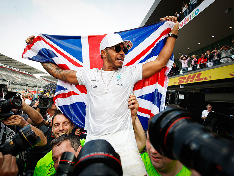 Британец Льюис Хэмилтон досрочно стал четырехкратным чемпионом "Формулы-1"