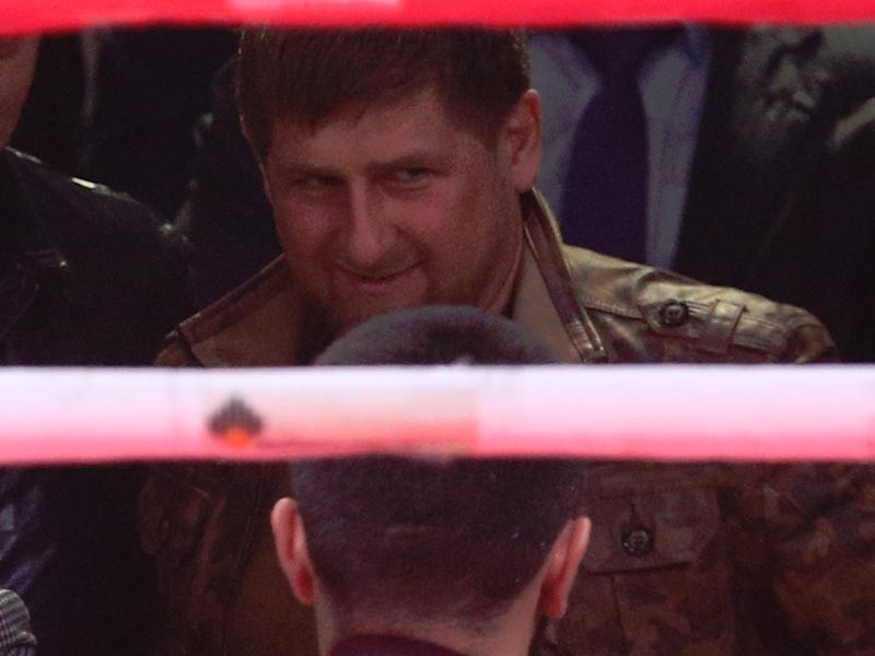 На вопрос, не страшно ли поднимать руку на главу Чечни, он ответил, что "спортзал уравнивает всех"


