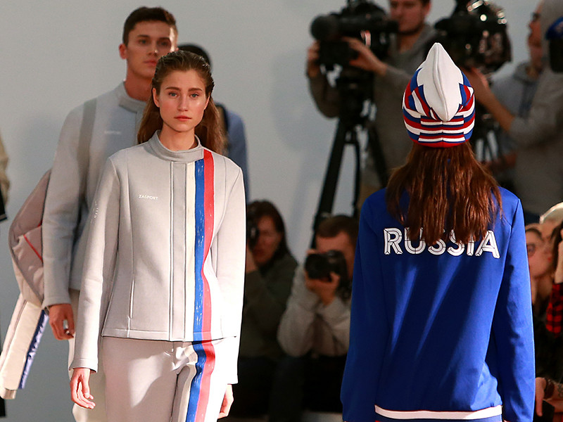 Согласно требованиям Международного олимпийского комитета относительно экипировки сборной России на Олимпийских играх 2018 года, не допускается использование символики для национальной идентификации
