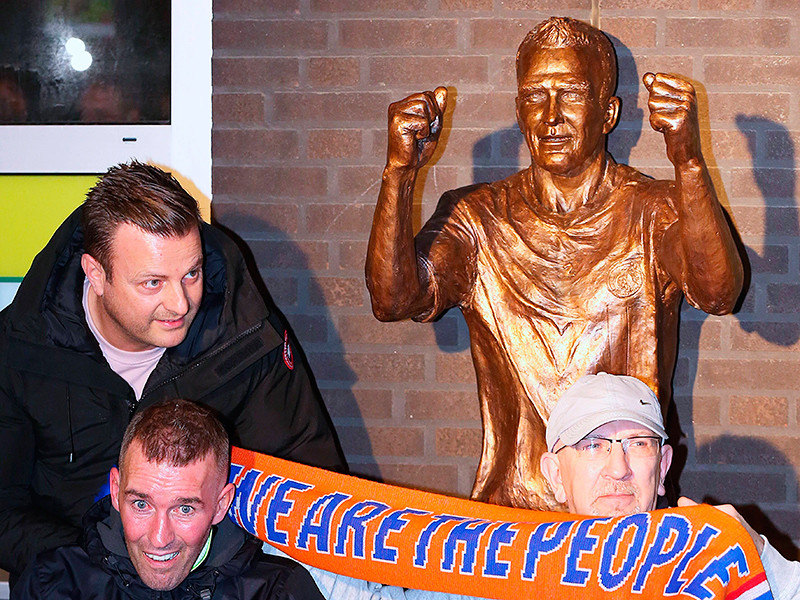 Бронзовая статуя бывшего футболиста санкт-петербургского "Зенита" Фернандо Риксена открыта в Нидерландах