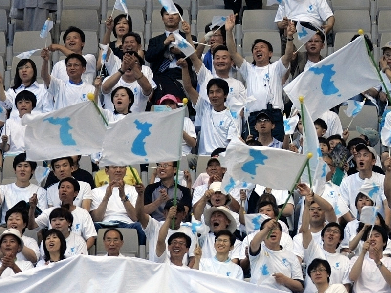 Северная и Южная Корея договорились о том, чтобы пройти под единым флагом на Зимних олимпийских играх в южнокорейском Пхенчхане в следующем месяце