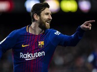 Нападающий сборной Аргентины по футболу Лионель Месси зарабатывает в испанской "Барселоне" 104 миллиона евро в год до вычета налогов

