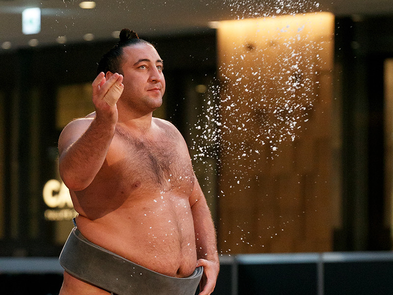 Грузин Тотиносин (настоящее имя - Леван Горгадзе) досрочно выиграл турнир на Кубок императора, став третьим европейцем за всю историю профессионального сумо, которому удавалось это сделать