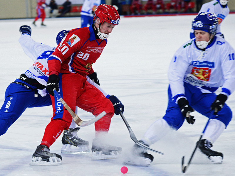 Сборная России со счетом 2:1 обыграла команду Финляндии в матче группового этапа чемпионата мира по хоккею с мячом, который проходит в эти дни в Хабаровске