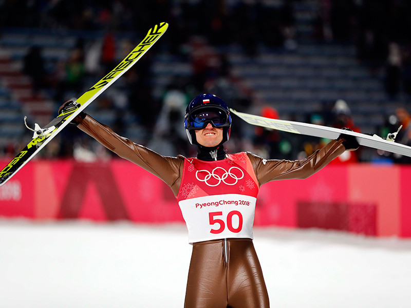Поляк Камил Стох выиграл золотую медаль в прыжках на лыжах с большого трамплина на Олимпийских играх в южнокорейском Пхенчхане, набрав по сумме двух прыжков 285,7 балла

