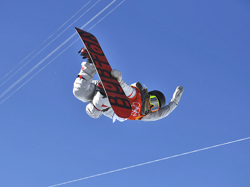 Американская сноубордистка Хлоя Ким завоевала золотую медаль Олимпийских игр в Пхенчхане в дисциплине хаф-пайп. В лучшей из своих трех попыток семнадцатилетняя дебютантка соревнований показала результат 98,25 балла