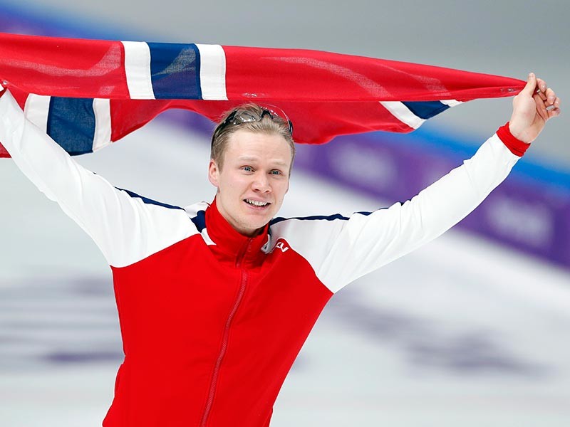 Норвежский конькобежец Ховар Лорентсен завоевал золотую медаль на дистанции 500 метров на Олимпийских играх в Пхенчхане
