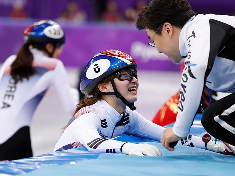 Женская сборная Южной Кореи по шорт-треку победила в эстафете на домашней Олимпиаде

