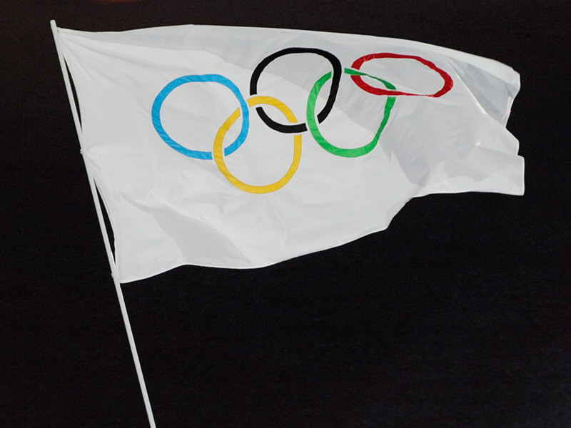 Флаг Международного олимпийского комитета (МОК), под которым команда олимпийских атлетов из России 9 февраля пройдет на церемонии открытия Игр 2018 года в южнокорейском Пхенчхане, понесет назначенный оргкомитетом соревнований волонтер