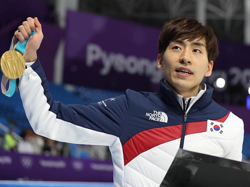 Южнокорейский конькобежец Ли Сын Хун выиграл золотую медаль в масс-старте на Олимпийских играх в Пхенчхане, финишировав первым с 60-ю очками
