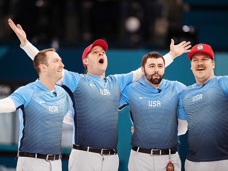Мужская сборная США по керлингу выиграла золотые медали Олимпийских игр в Пхенчхане, одолев в решающем матче турнира шведов со счетом 10:7
