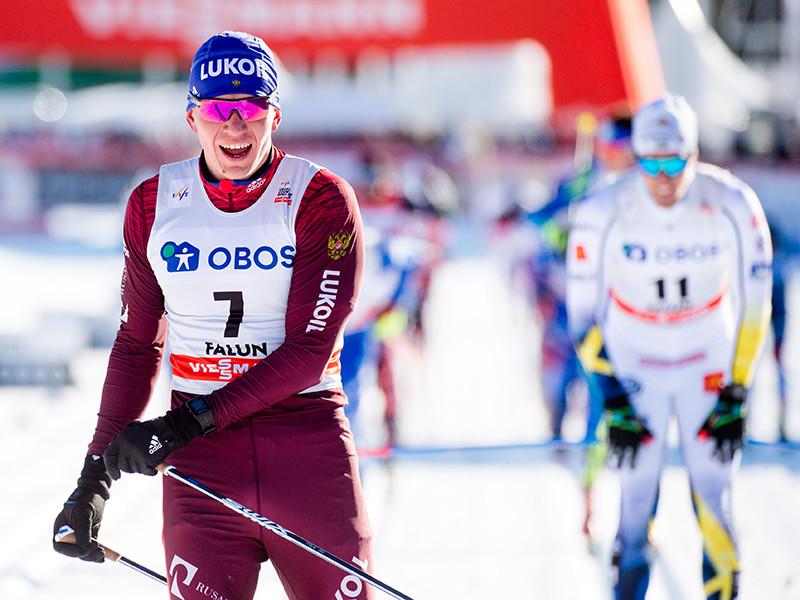 Россиянин Александр Большунов выиграл золотую награду в масс-старте на 15 км классическим стилем на последнем этапе Кубка мира по лыжным гонкам в шведском Фалуне
