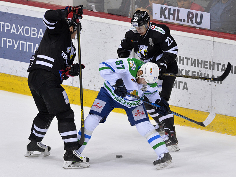 Челябинский "Трактор" на своем льду со счетом 7:1 разгромил уфимский "Салават Юлаев" в шестом матче четвертьфинальной серии плей-офф Континентальной хоккейной лиги (КХЛ) и сравнял счет в противостоянии до четырех побед - 3-3