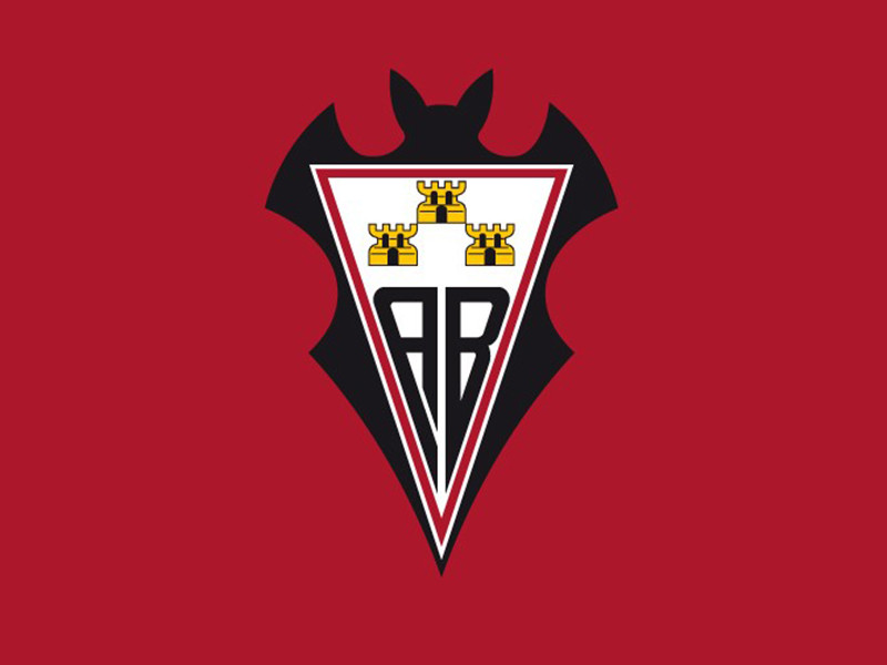 Футболист Пелайо Ново Гарсия, выступающий за клуб второго по силе дивизиона чемпионата Испании "Альбасете", получил серьезные травмы после падения с третьего этажа в отеле