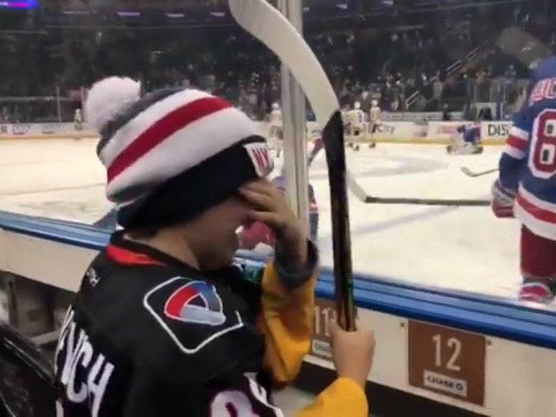 Хоккеист Павел Бучневич довел до слез своего юного фаната, подарив ему клюшку