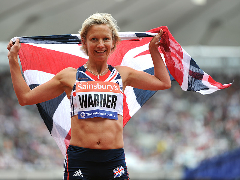 Сотрудники британского лоукостера easyJet отказались помогать бывшей паралимпийской спортсменке Софии Уорнер подняться на борт самолета, так как "она не выглядела парализованной"